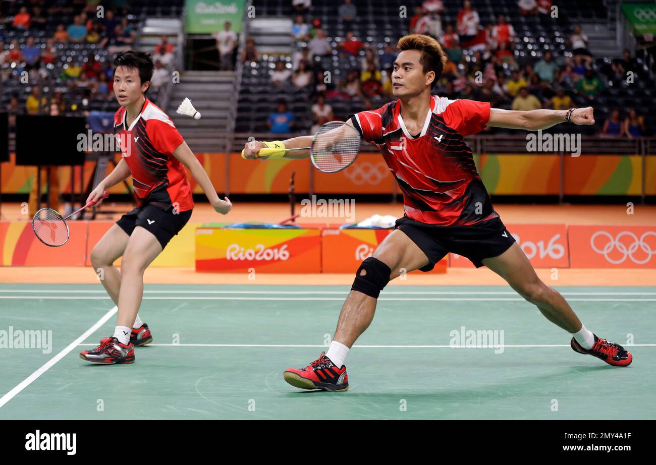 Indonesia's Tontowi Ahmad, right, and Liliyana Natsir return a shot to Malaysia's Chan Peng Soon and Goh Liu Ying during the badminton mixed doubles gold medal match at the 2016 Summer Olympics in Rio de Janeiro, Brazil, Wednesday, Aug. 17, 2016. Ahmad and Natsir won the gold medal. (AP Photo/Kin Cheung) Banque D'Images