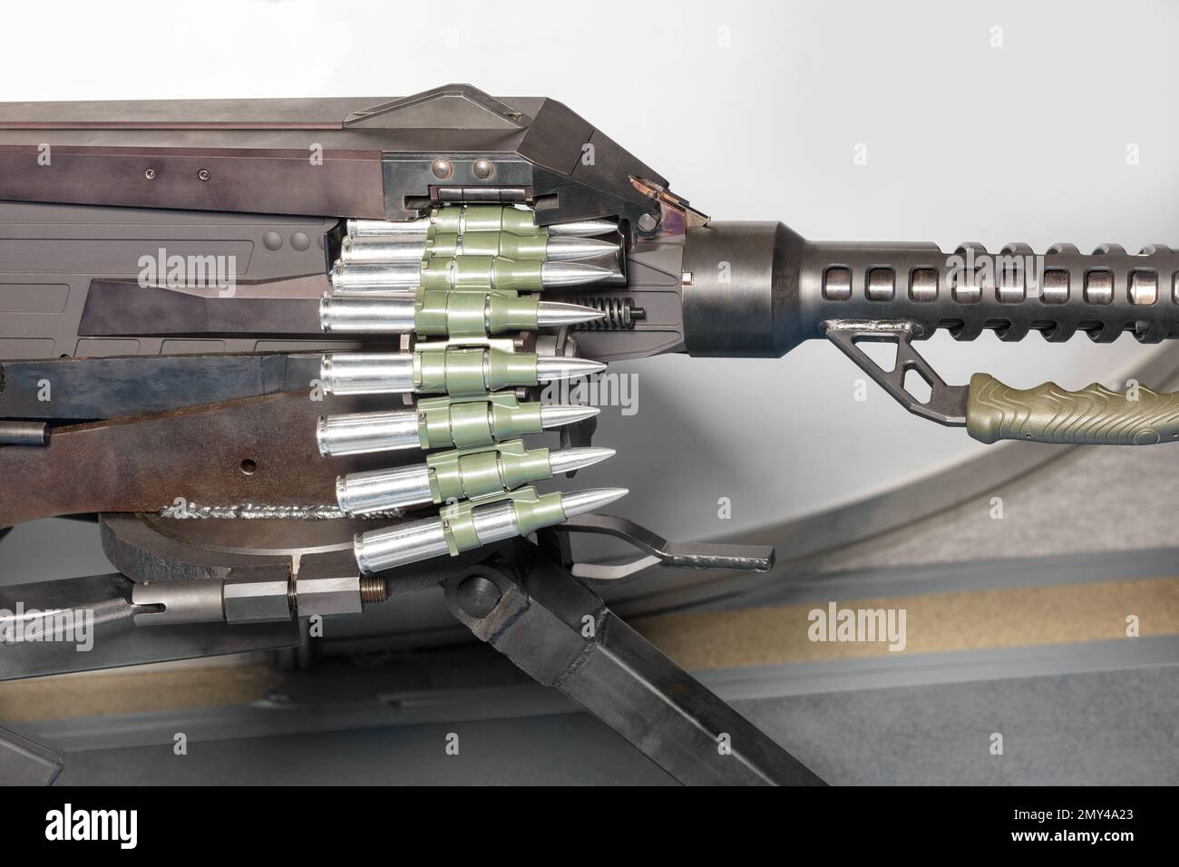 Un ruban avec des balles de grand calibre est chargé dans une mitrailleuse. Ceinture de munitions de grand calibre. Banque D'Images