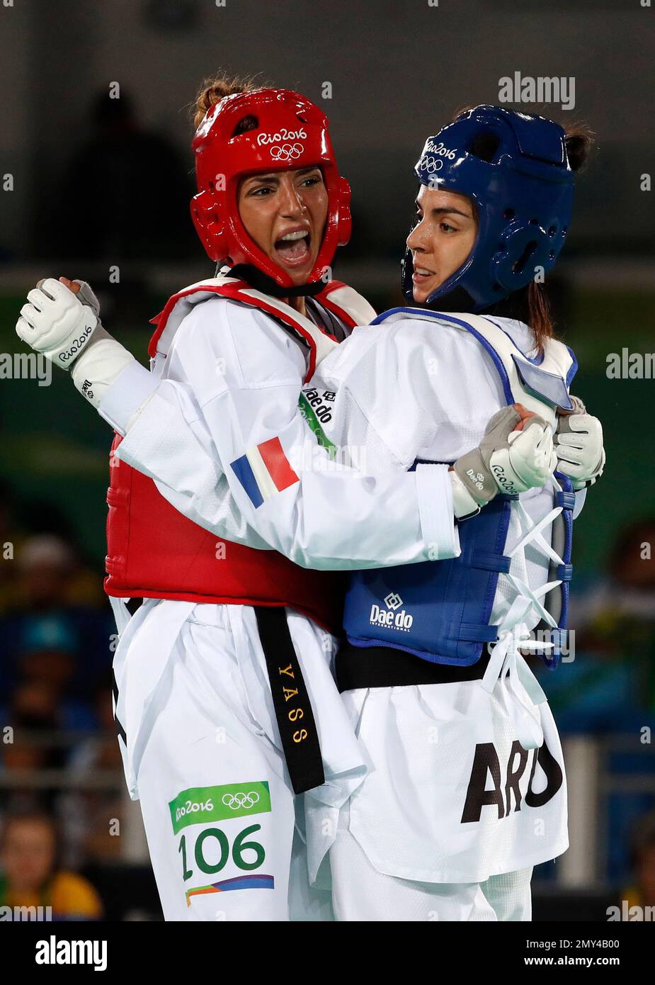 Yasmina Aziez from France, left, and Monica Pimentel Rodriguez from Aruba compete in women's -49kg Taekwondo match at the 2016 Summer Olympics in Rio de Janeiro, Brazil, Wednesday, Aug. 17, 2016. (AP Photo/Vincent Thian) Banque D'Images