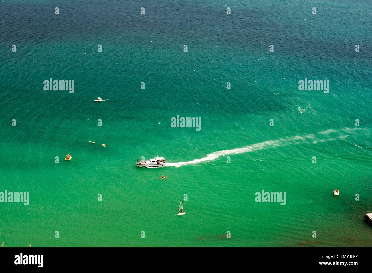 Vue d'en haut sur un bateau qui flotte sur la mer à Sudak, Crimée. Vacances d'été en mer. Zone côtière de la mer avec l'eau turquoise Banque D'Images