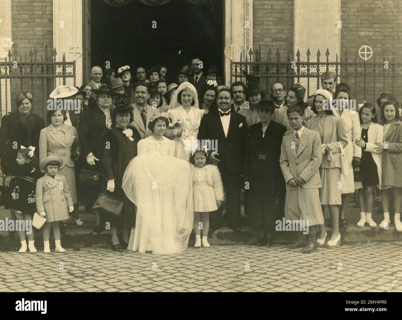 Famille et amis au mariage hors de l'église, Italie 1950s Banque D'Images