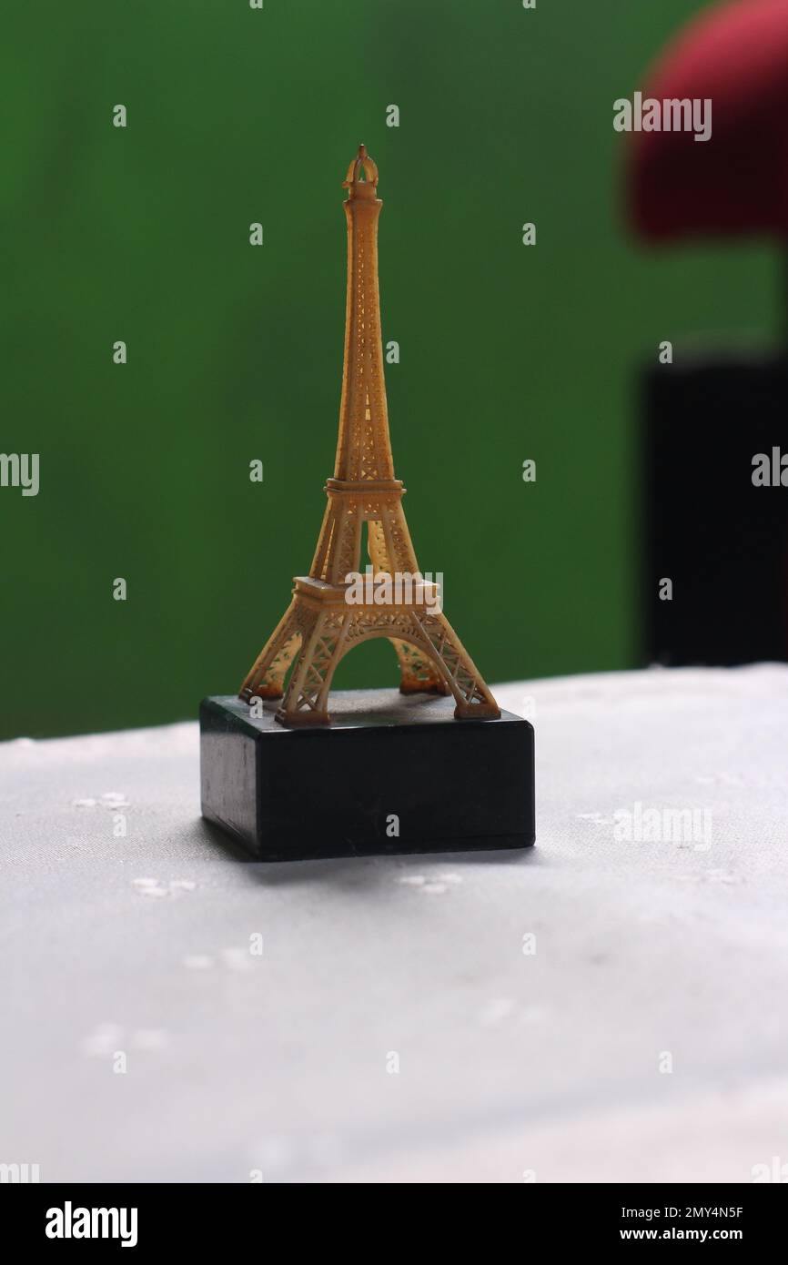 La tour Eiffel miniature est en céramique, très célèbre en France et souvent utilisée comme lieu La tour Eiffel miniature est en céramique, très célèbre en France et souvent utilisée comme lieu
