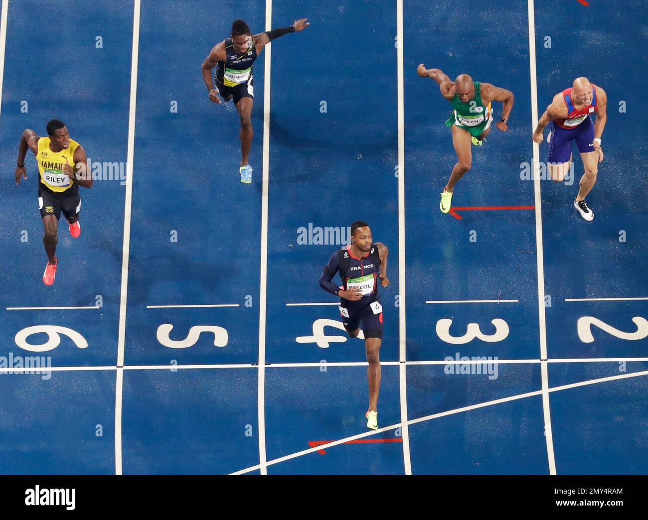 France's Pierre-Ambroise Bosse wins his heat in the 110 meter hurdles during the athletics competitions of the 2016 Summer Olympics at the Olympic stadium in Rio de Janeiro, Brazil, Monday, Aug. 15, 2016. (AP Photo/Morry Gash) Banque D'Images