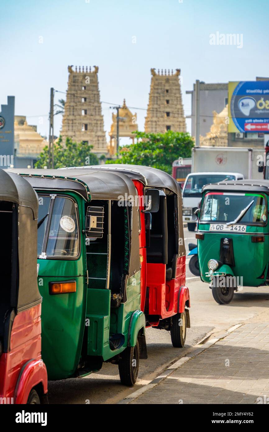Une ligne de tuk tuk devant la gare. Galle, Sri Lanka Banque D'Images
