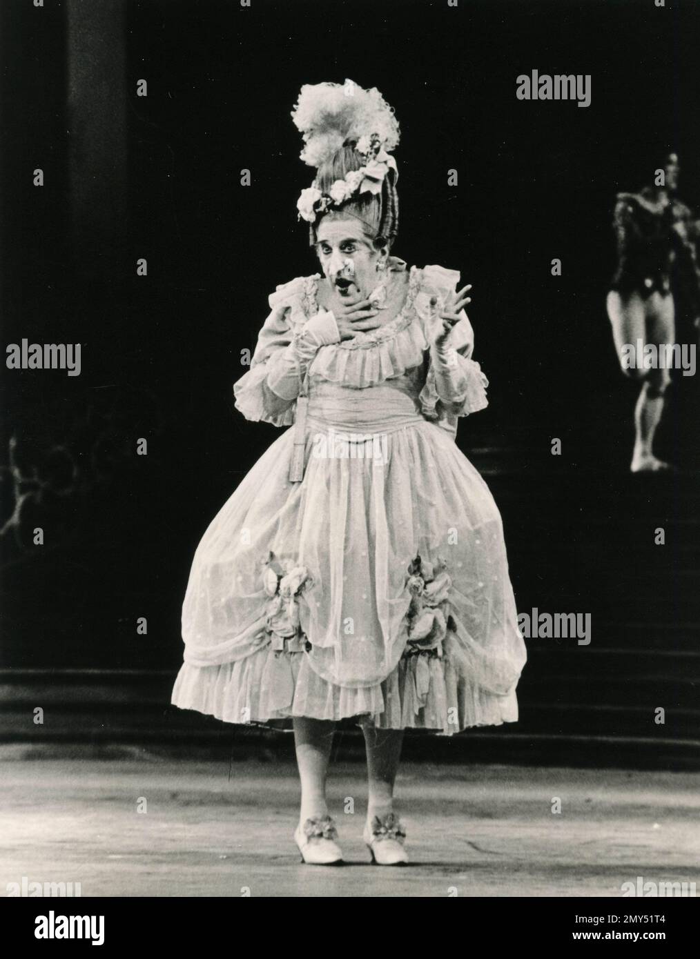 Sir Frederick Ashton joue une sœur laid dans la production du Royal Ballet de Cindarella, Royaume-Uni 1980s Banque D'Images