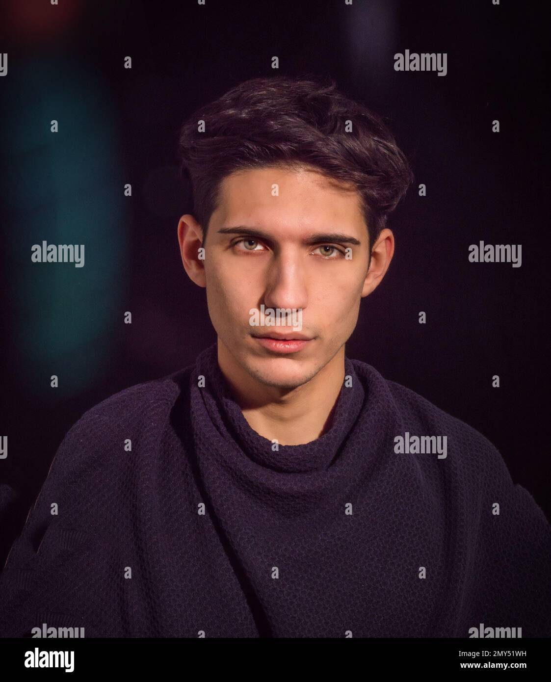 Gros plan du jeune homme, cheveux foncés et yeux verts Photo Stock Alamy