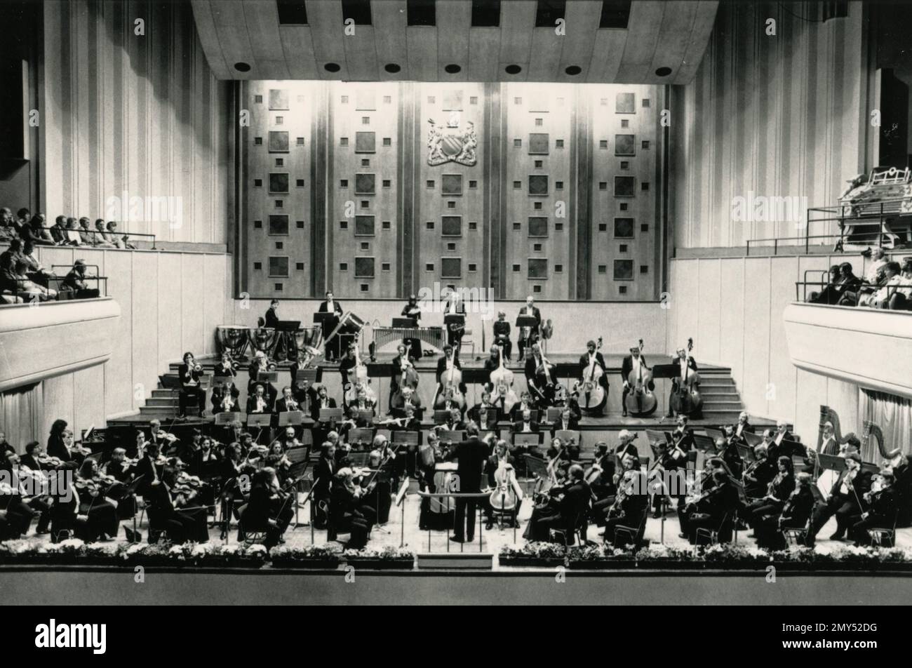 Stanislaw Skrowaczewski dirigeant l'orchestre de Halle dans le hall du libre-échange, Manchester, Royaume-Uni 1980s Banque D'Images