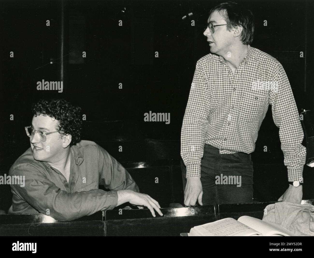 Le talent théâtral britannique et directeur de production de l'Opéra écossais Graham Vick (à droite) avec le chef d'orchestre Graeme Jenkins, Royaume-Uni 1980s Banque D'Images