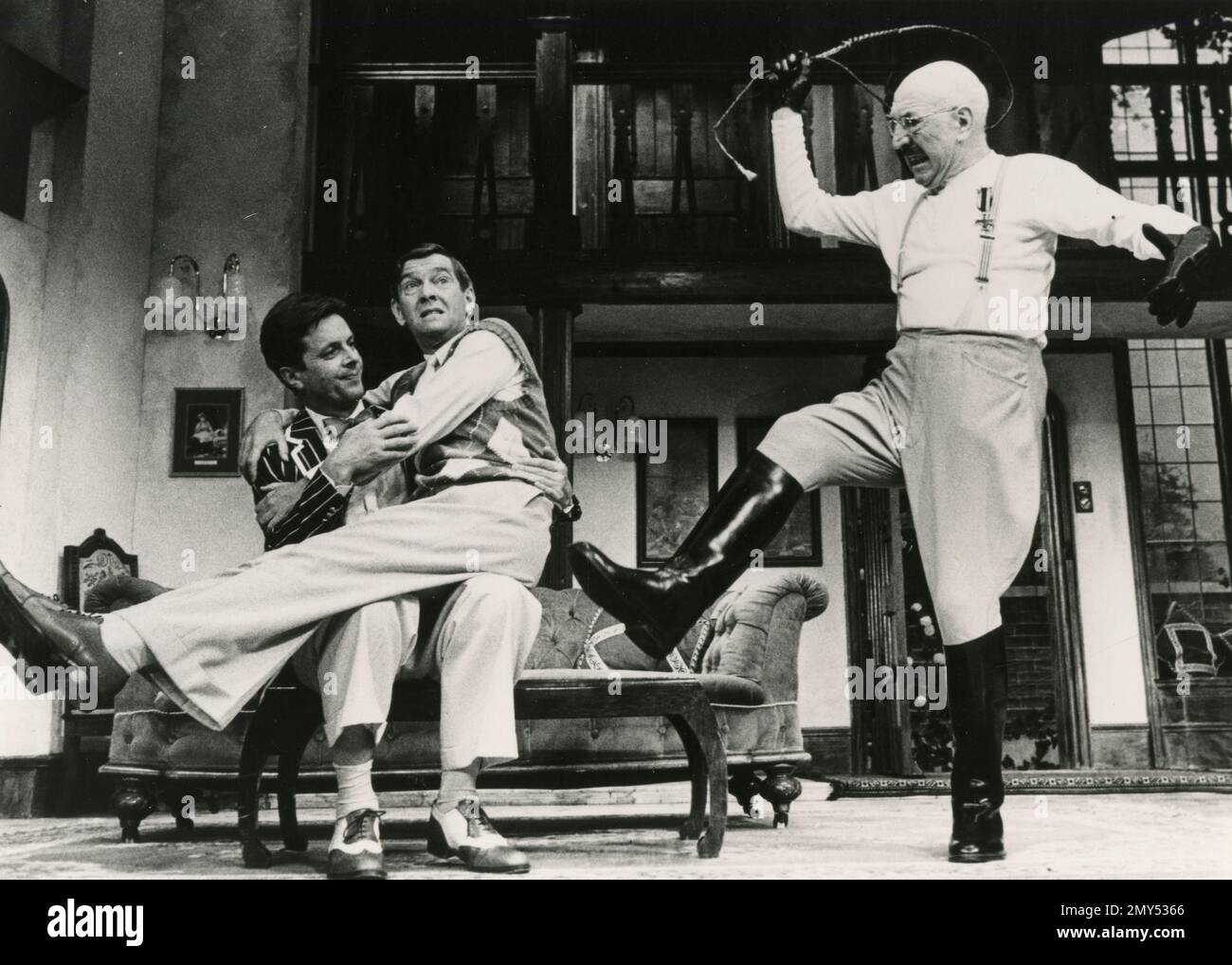 L'acteur britannique Lionel Jeffries en tant que Putz menace Ian Ogilvy (à gauche) comme Clive Popkiss et Tom Courtenay comme Gerald Popkiss dans le Théâtre de Rookery NOOK, Royaume-Uni 1980s Banque D'Images