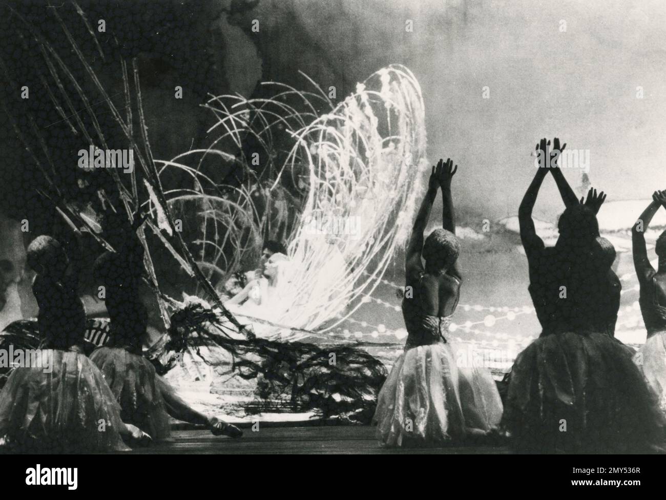 La scène finale de Swan Lake interprétée par le Royal Ballet sous la supervision d'Anthony Dowell, Royaume-Uni 1980s Banque D'Images