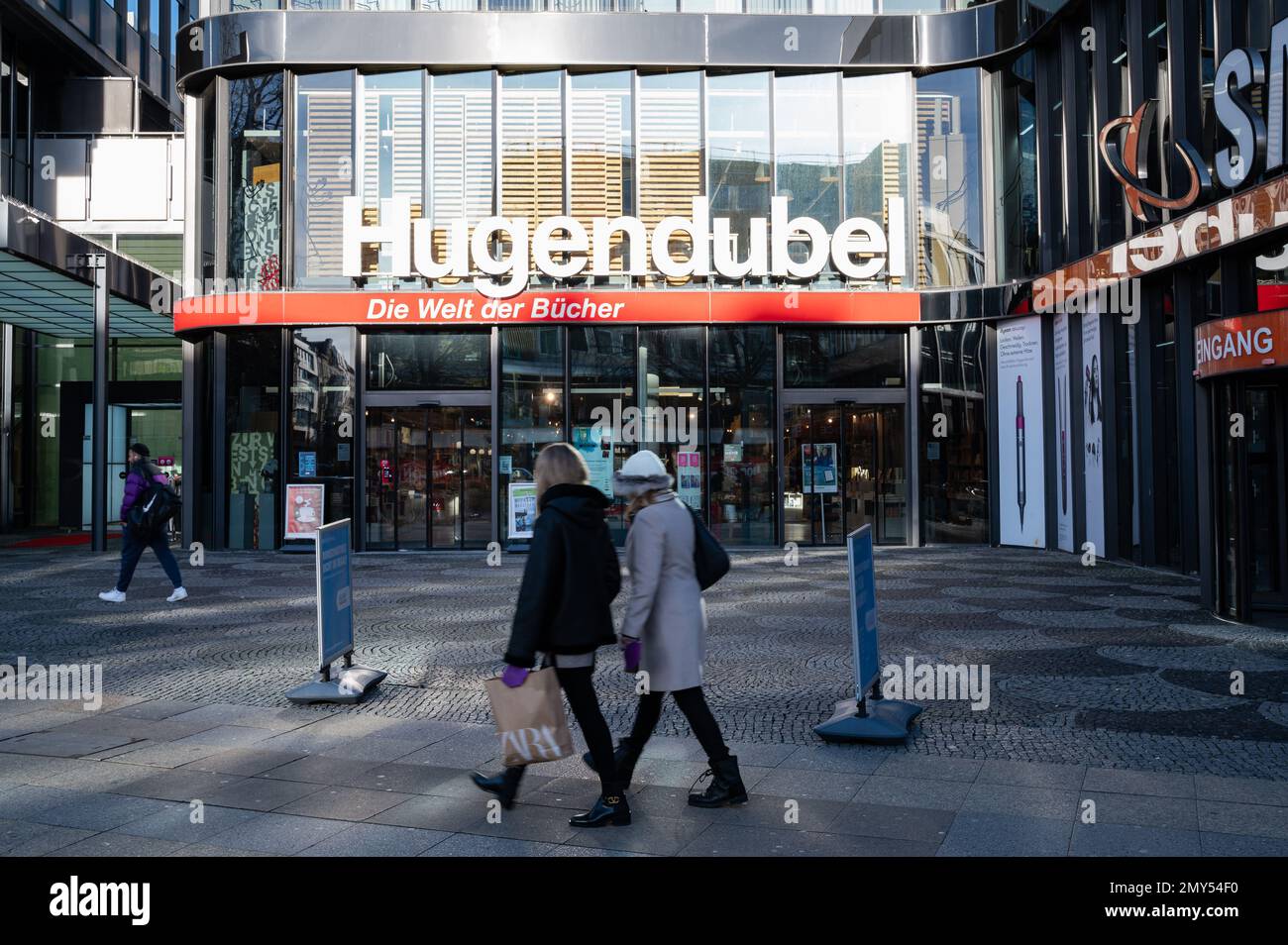 16.01.2023, Berlin, Allemagne, Europe - vue extérieure de la succursale de la librairie Hugendubel dans l'Europa-Centre à la place Breitscheidplatz à Charlottenburg. Banque D'Images