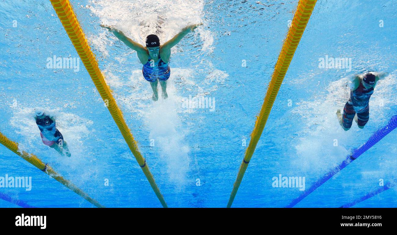 United States' Dana Vollmer, centre, leads Denmark's Jeanette Ottesen, right, and Canada's Penny Oleksiak, left, in the the third leg of the women's 4x100 meter medley relay final during the swimming competitions at the 2016 Summer Olympics, Saturday, Aug. 13, 2016, in Rio de Janeiro, Brazil. (AP Photo/Jin-man Lee) Banque D'Images