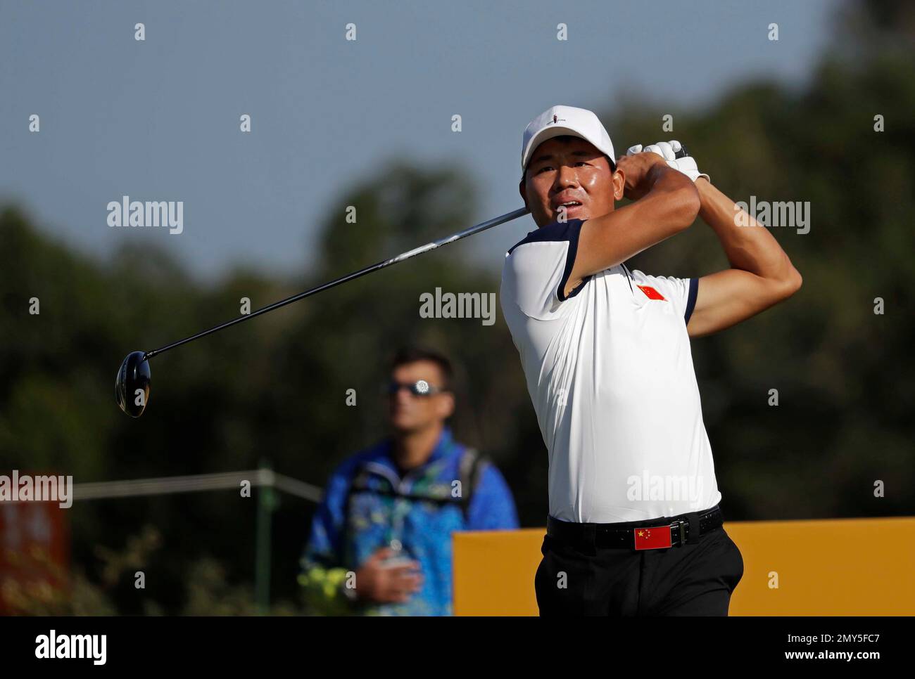 Wu Ashun of China, hits from the third tee, during the third round of the men's golf event at the 2016 Summer Olympics in Rio de Janeiro, Brazil, Saturday, Aug. 13, 2016. (AP Photo/Alastair Grant) Banque D'Images