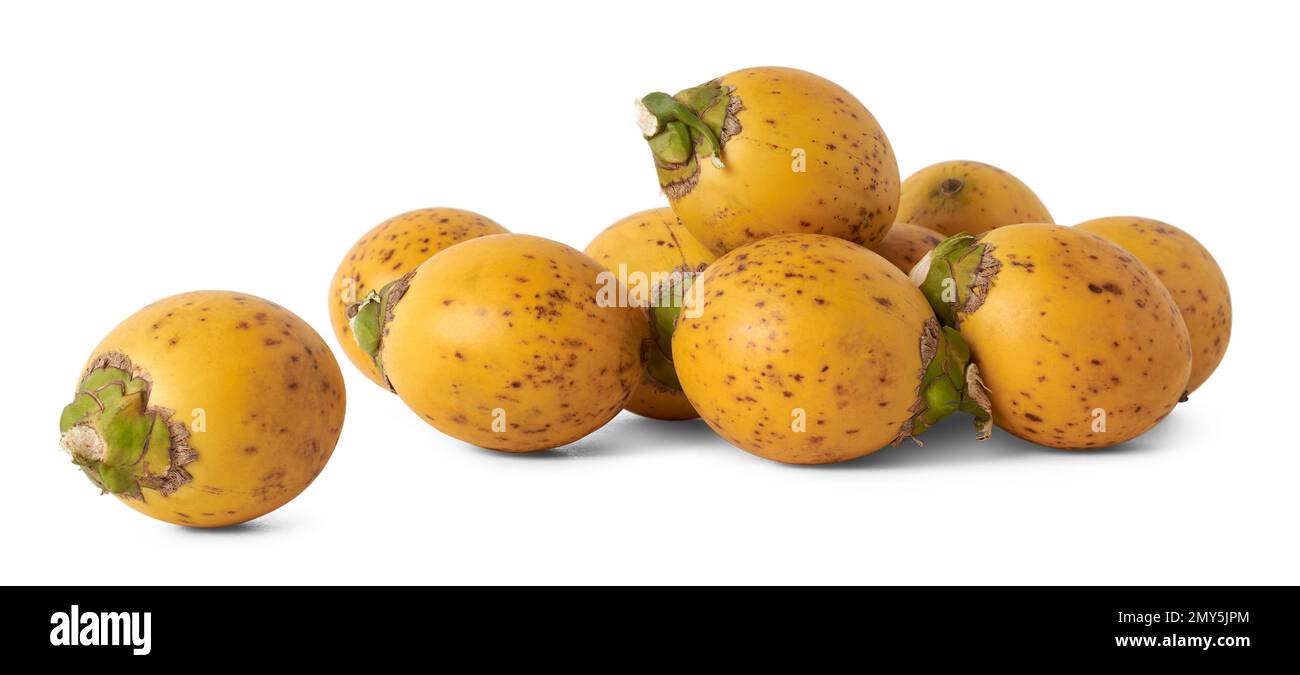 pile de noix d'arec fraîches et jaunes, fruit de la paume de l'arec, de la paume de l'arec ou de la paume de la betel, fruits tropicaux épars et commercialement importants Banque D'Images