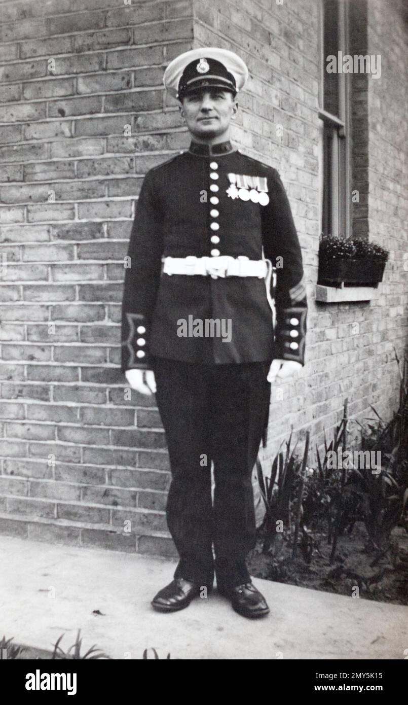 Un uniforme de défilé maritime portant ses médailles, le trio de la première Guerre mondiale et la Médaille du service de longue durée et de la bonne conduite de la Marine. Royal Marines, le 18th septembre 1932. Banque D'Images