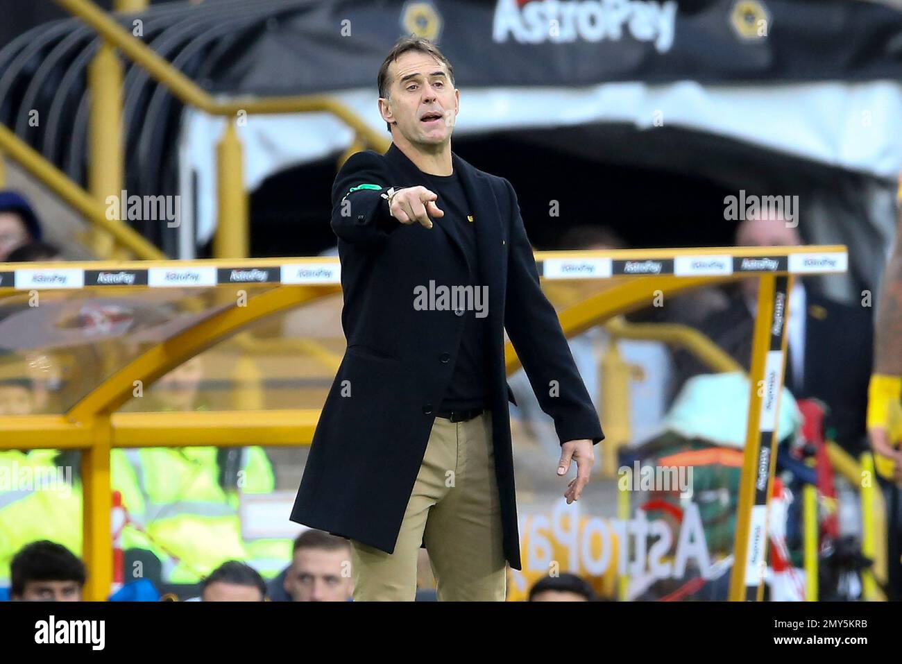 Wolverhampton, Royaume-Uni. 04th févr. 2023. Julen Lopetegui, le directeur de Wolverhampton Wanderers, s'occupe de son domaine technique. Match de la Premier League, Wolverhampton Wanderers / Liverpool au stade Molineux à Wolverhampton, en Angleterre, le samedi 4th février 2023. Cette image ne peut être utilisée qu'à des fins éditoriales. Utilisation éditoriale uniquement, licence requise pour une utilisation commerciale. Aucune utilisation dans les Paris, les jeux ou les publications d'un seul club/ligue/joueur. photo par Chris Stading/Andrew Orchard sports Photography/Alamy Live News crédit: Andrew Orchard sports Photography/Alamy Live News Banque D'Images