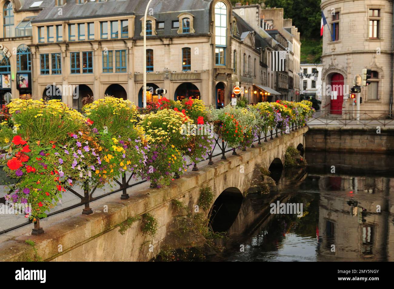 Fleurs en fleurs sur le pont historique d'Odet à Quimper Bretagne France lors D'Une belle soirée d'été Banque D'Images