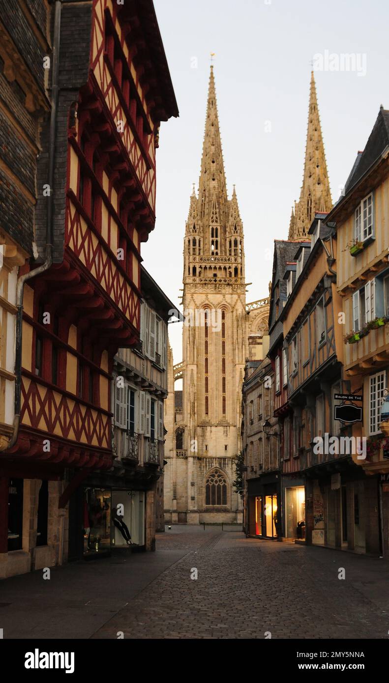 Vue sur l'église Saint-Corentin dans le quartier historique de Quimper Bretagne France lors D'Une belle soirée d'été Banque D'Images