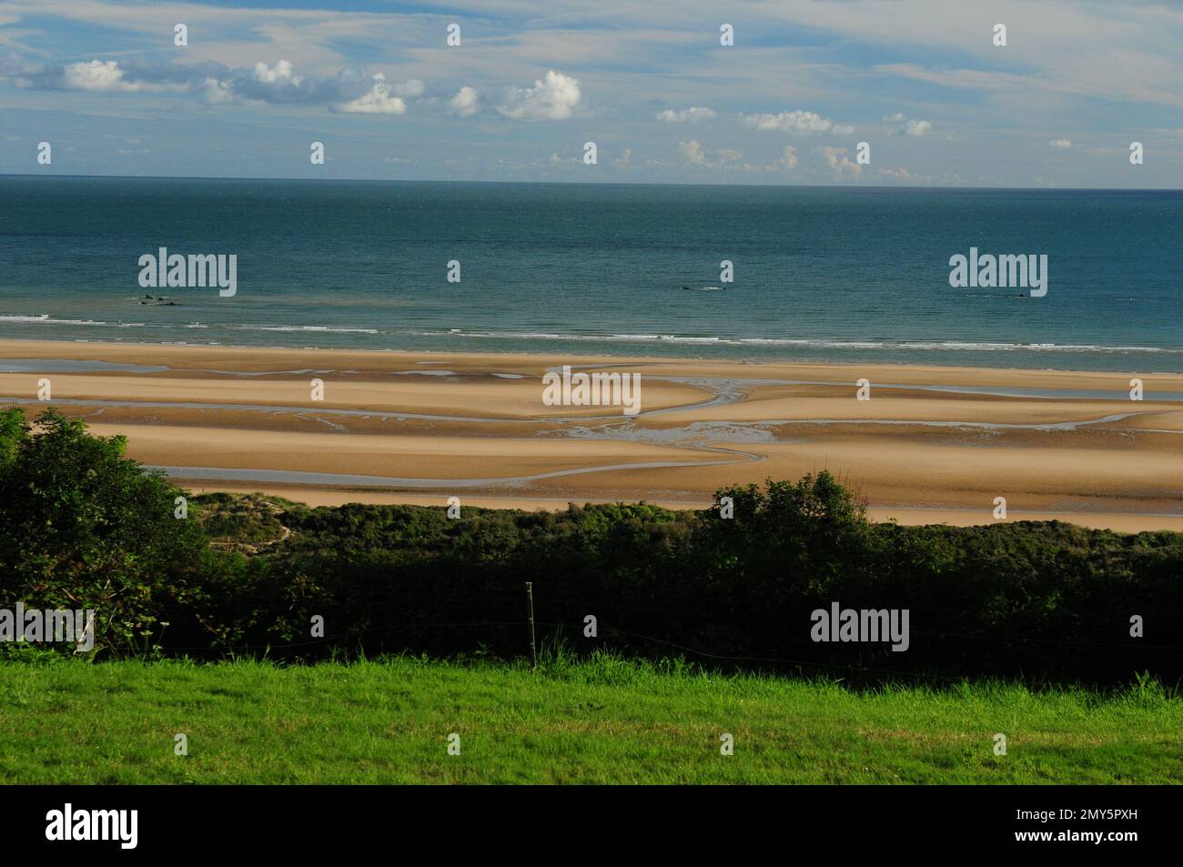 Vue depuis le cimetière américain jusqu'à Omaha Beach en Normandie, en France, lors D'Une belle journée ensoleillée d'été avec quelques nuages dans le ciel Banque D'Images