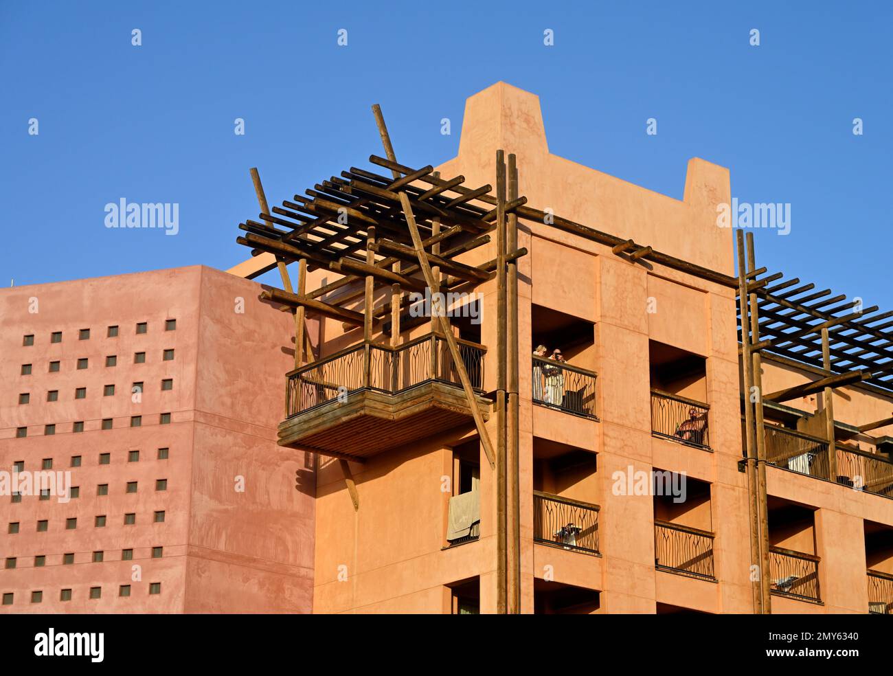 Immeuble d'appartements avec balcon clos et extension de balcon en bois, Maspalomas, Gran Canaria Banque D'Images