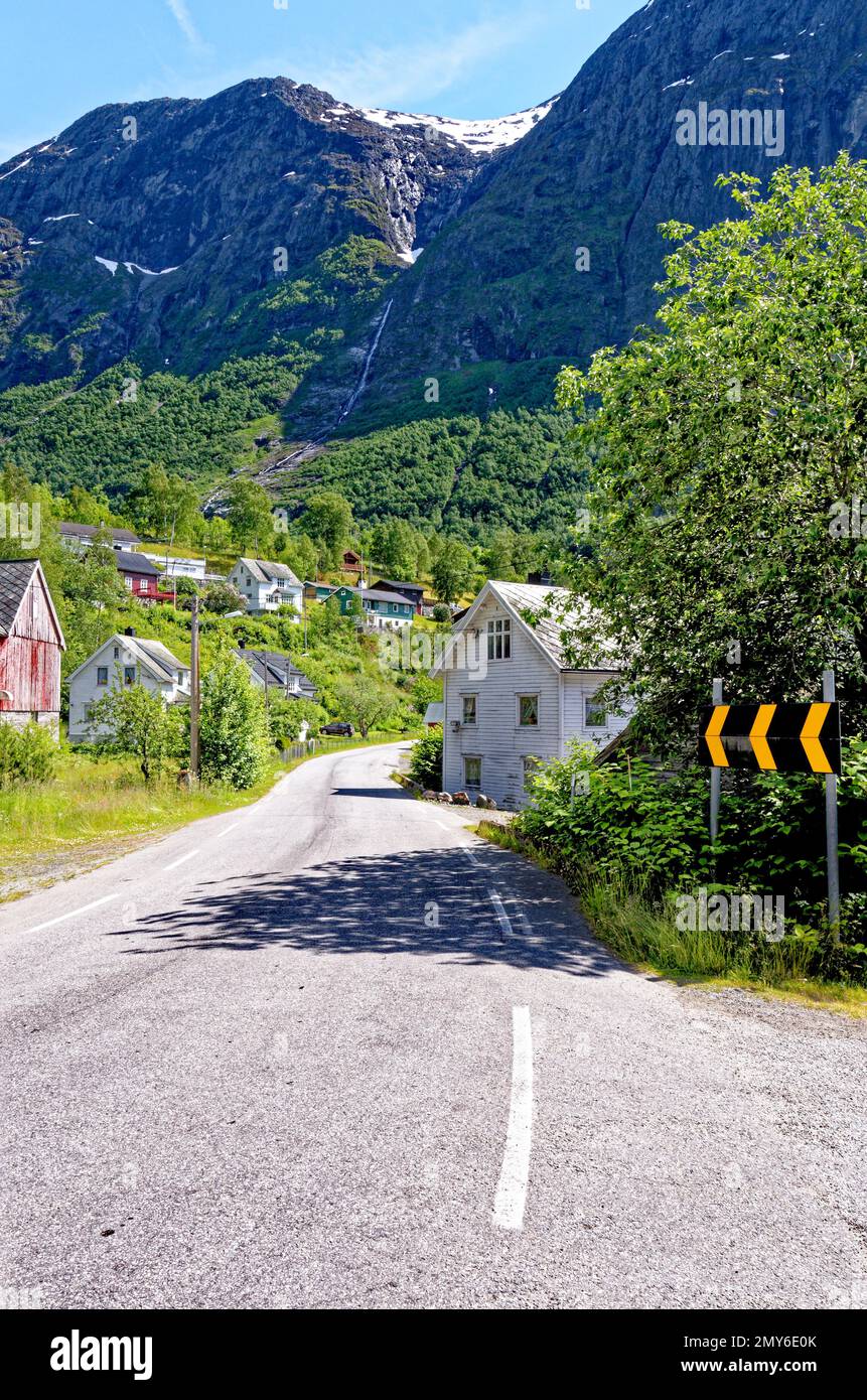 Route de montagne en été - Hellesylt Geiranger - Norvège. 21.06.2012 Banque D'Images
