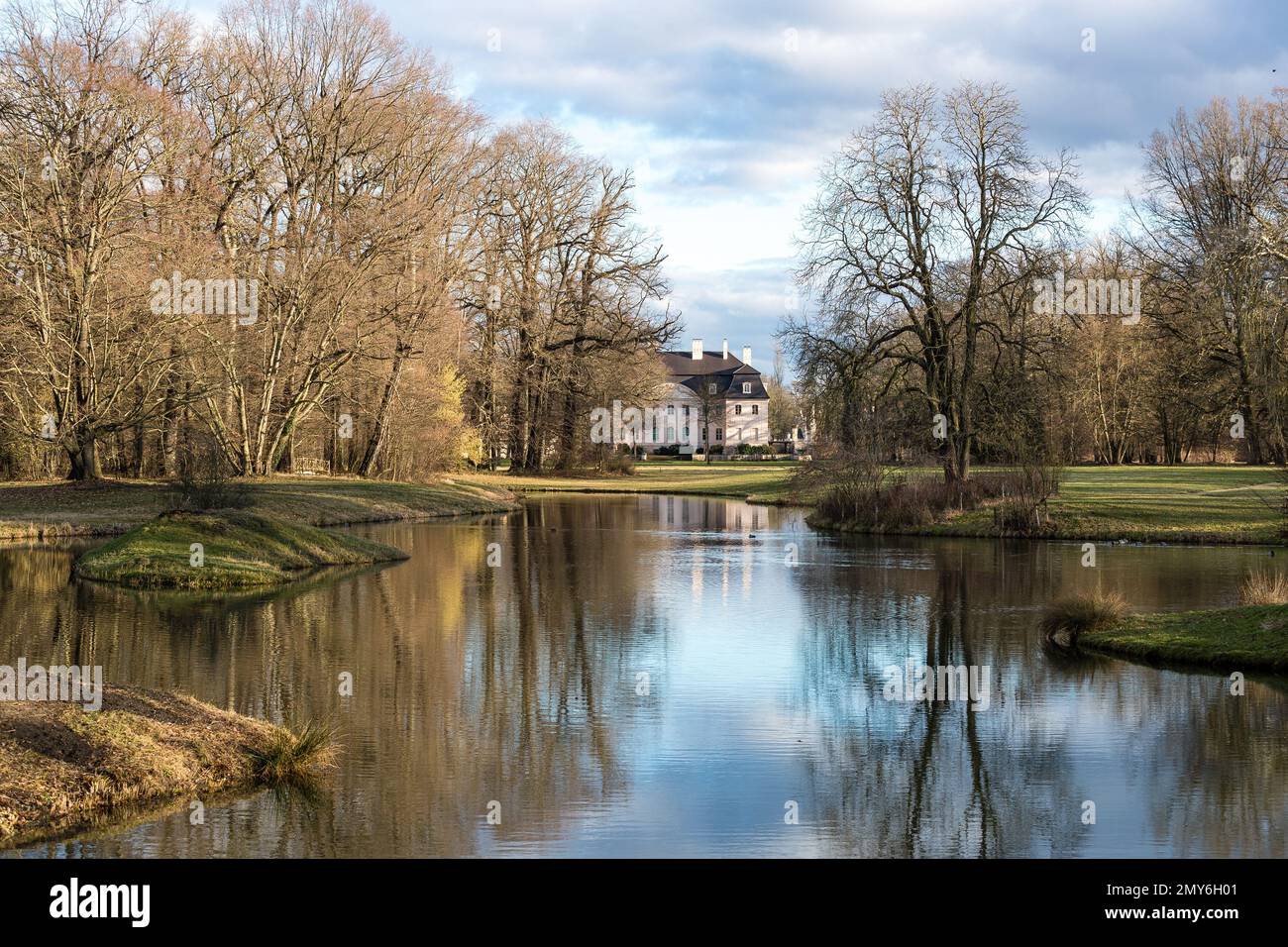 Cottbus, Allemagne. 04th févr. 2023. Le château du parc Fürst Pückler Cottbus-Branitz se reflète dans un plan d'eau créé artificiellement. Le Prince Pücker a conçu le parc à partir de 1846. Le prince Hermann von Pückler-Muskau est mort sur 4 février 1871 dans le château de Branitz et repose dans le Tumulus, une pyramide paysagée de la terre construite au cours de sa vie et selon ses idées au milieu d'un lac dans le parc de Branitz. Credit: Frank Hammerschmidt/dpa/ZB/dpa/Alamy Live News Banque D'Images