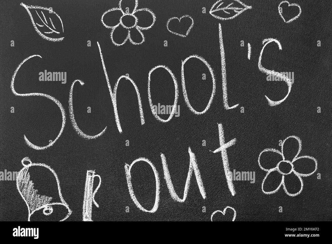 L'école de mots est dehors et les images sur le tableau noir. Vacances d'été Banque D'Images