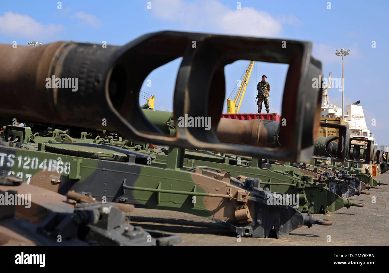 A Lebanese army soldier stands guard above artillery pieces that were unloaded from a ship at Beirut port in Lebanon, Tuesday, Aug. 9, 2016. The United States supplied the Lebanese army with new military assistance, the latest in supplies given over the past years. The U.S. delivered Tuesday an entire ship full of military equipment, including vehicles, ammunition and artillery pieces. (AP Photo/Bilal Hussein) Banque D'Images