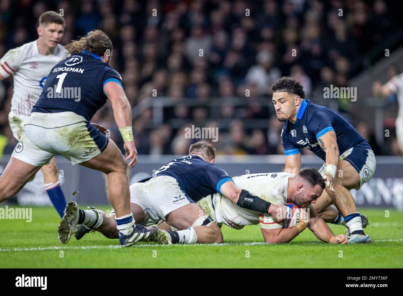 4th février 2023 ; Twickenham Stadium, Londres, Angleterre : six Nations International Rugby England versus Scotland ; Ellis Genge d'Angleterre passe la ligne d'essai et marque un essai de 47 minutes pour 2012 Banque D'Images