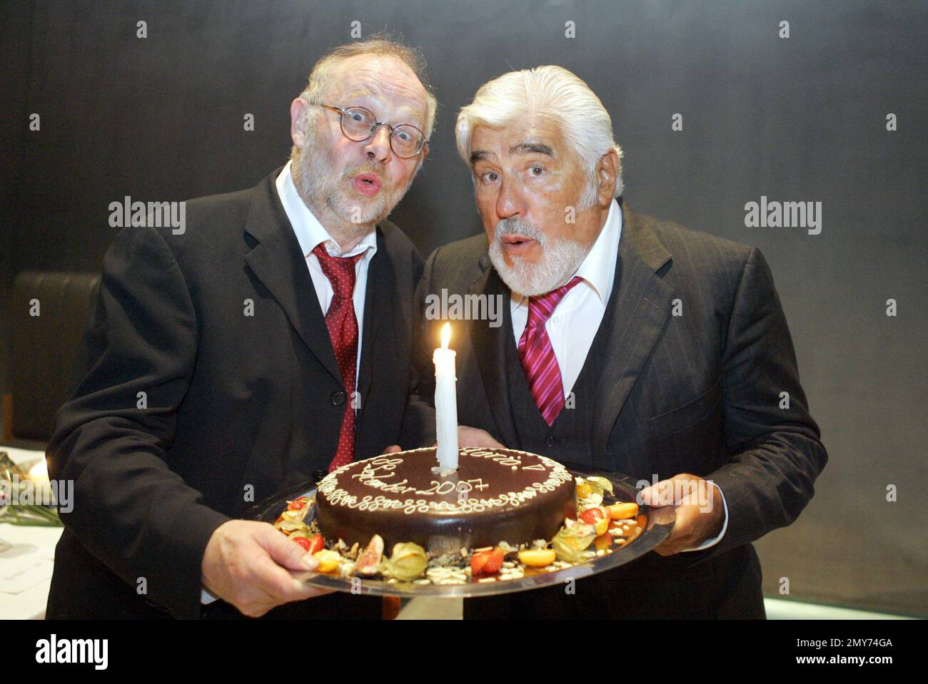 Gâteau d'anniversaire mario Banque de photographies et d'images à haute  résolution - Alamy