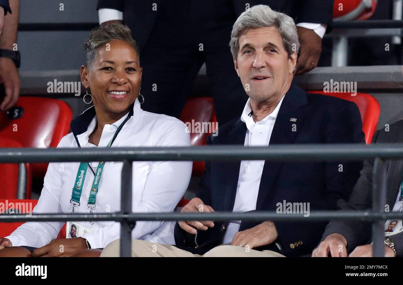 US Secretary of State John Kerry, center, watches a match between Venus Williams, of the United States, and Kirsten Flipkens, of Belarus, at the 2016 Summer Olympics in Rio de Janeiro, Brazil, Saturday, Aug. 6, 2016. AT left is USTA President Katrina Adams. (AP Photo/Charles Krupa) Banque D'Images