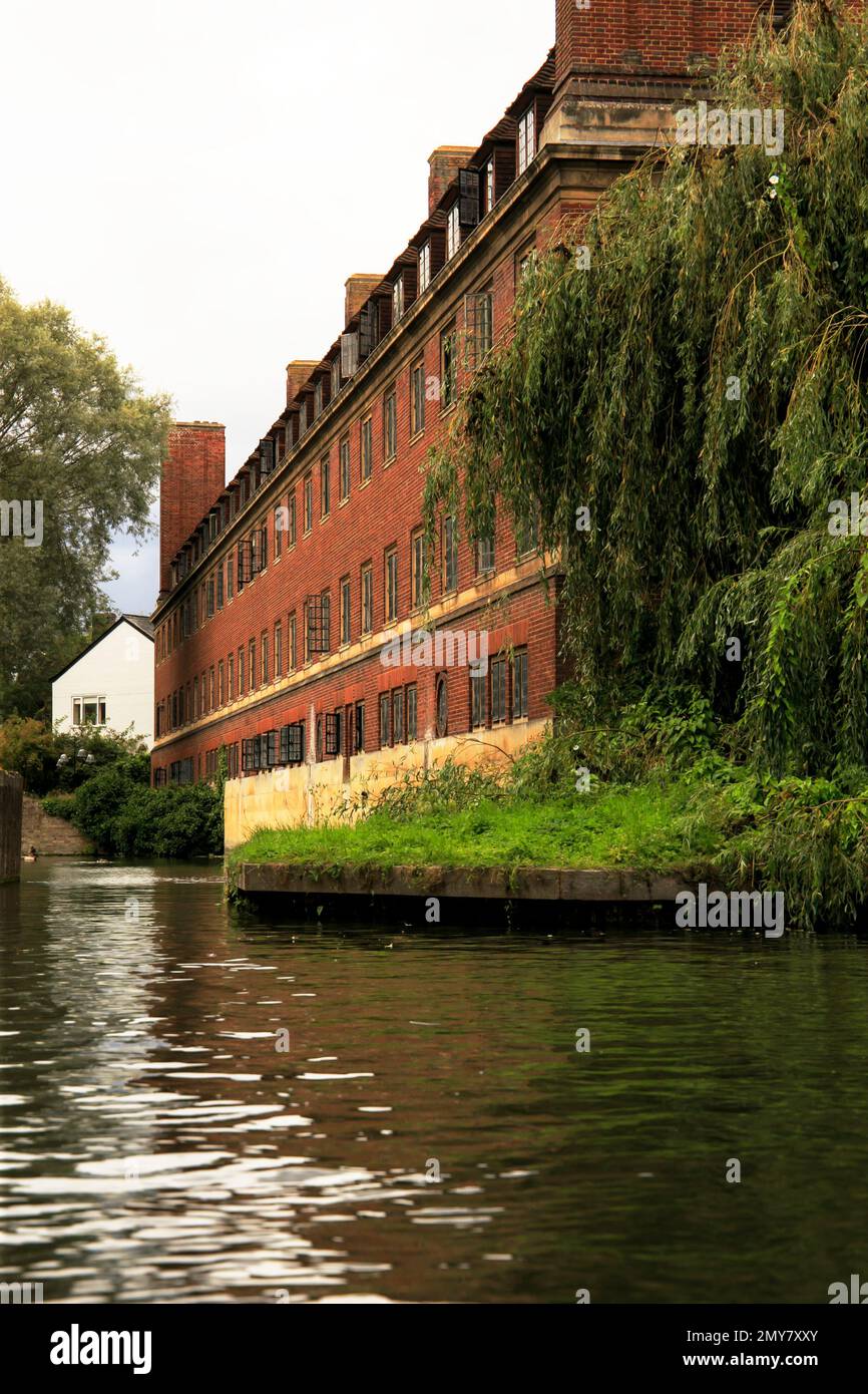 Canal de Cambridge avec un bâtiment en brique rouge Banque D'Images