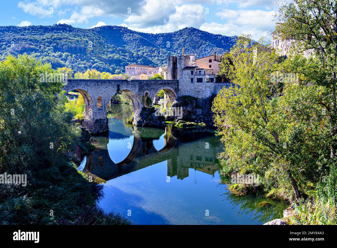 Célèbre pont médiéval au-dessus de la rivière Fluvia dans le village médiéval de Besalú, Gérone, Catalogne, Espagne Banque D'Images