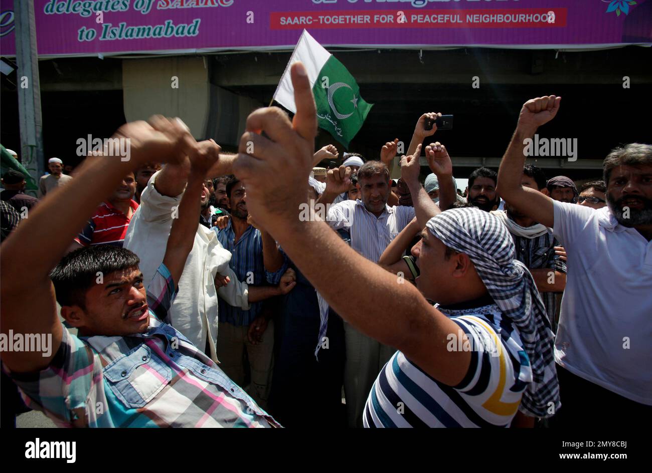 Supporters of All Parties Hurriyat Conference chant anti-India slogans during rally in Islamabad, Pakistan, Wednesday, Aug. 3, 2016. Hundreds of Pakistanis have rallied in the capital against the imminent visit of India's Interior Minister Rajnath Singh. Some 2,000 chanted slogans against India, claiming the predominantly Muslim region of Kashmir, now divided between the two countries, belongs to Pakistan. (AP Photo/Anjum Naveed) Banque D'Images
