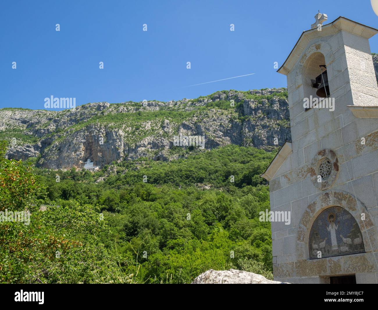 Église du Saint-nouveau Martyr Stanko avec le monastère d'Ostrog en arrière-plan Banque D'Images
