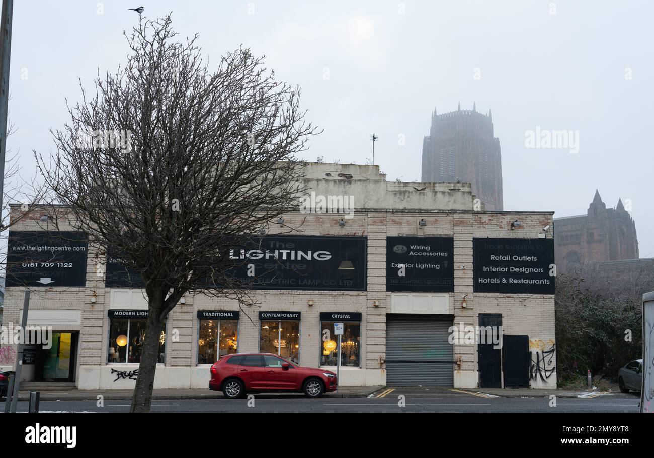 The Lighting Center, 121-123 St James Street, Liverpool 1. La cathédrale anglicane dans la brume. Photo en décembre 2022. Banque D'Images