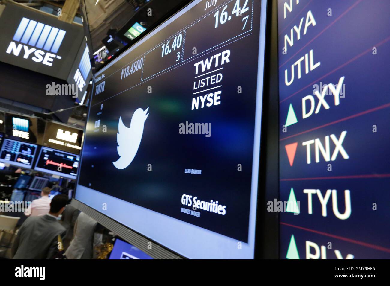 The Twitter symbol appears above a trading post on the floor of the New York Stock Exchange, Wednesday, July 27, 2016. Twitter plunged 12 percent as the social media company reported another loss and user adoption rates continue to slow. (AP Photo/Richard Drew) Banque D'Images