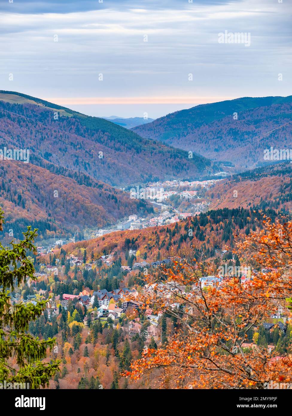 Vue panoramique sur le paysage avec de petites stations de montagne situées entre les montagnes de la vallée de Prahova, Roumanie Banque D'Images