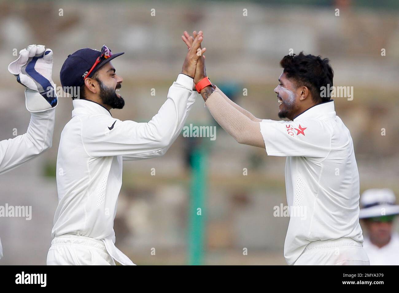 India's Umesh Yadav, right, is congratulated by India's captain Virat Kohli after he bowled West Indies' Carlos Brathwaite for first ball duck during day three of their first cricket Test match at the Sir Vivian Richards Stadium in North Sound, Antigua, Saturday, July 23, 2016. (AP Photo/Ricardo Mazalan) Banque D'Images