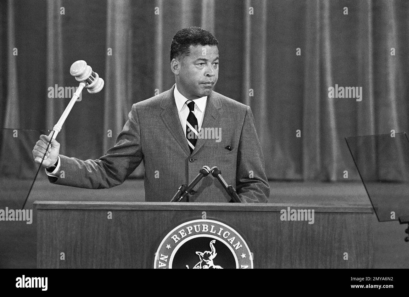 Le sénateur du Massachusetts Edward Brooke tient un grand Gavel à Podium pendant la convention républicaine nationale, Miami, Floride, États-Unis, Thomas J. O'Halloran, ÉTATS-UNIS Collection de photographies du magazine News & World Report, 6 août 1968 Banque D'Images