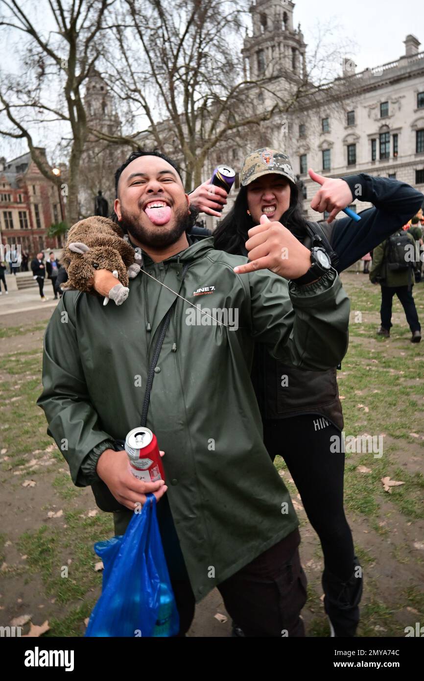 Place du Parlement, Londres, Royaume-Uni, 4 février 2023 : le Festival de Waitangi célèbre la signature d'un accord entre les Maoris et les Britanniques pour gouverner la Nouvelle-Zélande ensemble. Des centaines de Néo-Zélandais portant une robe de fantaisie, buvant et faisant la fête. Crédit : voir Li/Picture Capital/Alamy Live News Banque D'Images