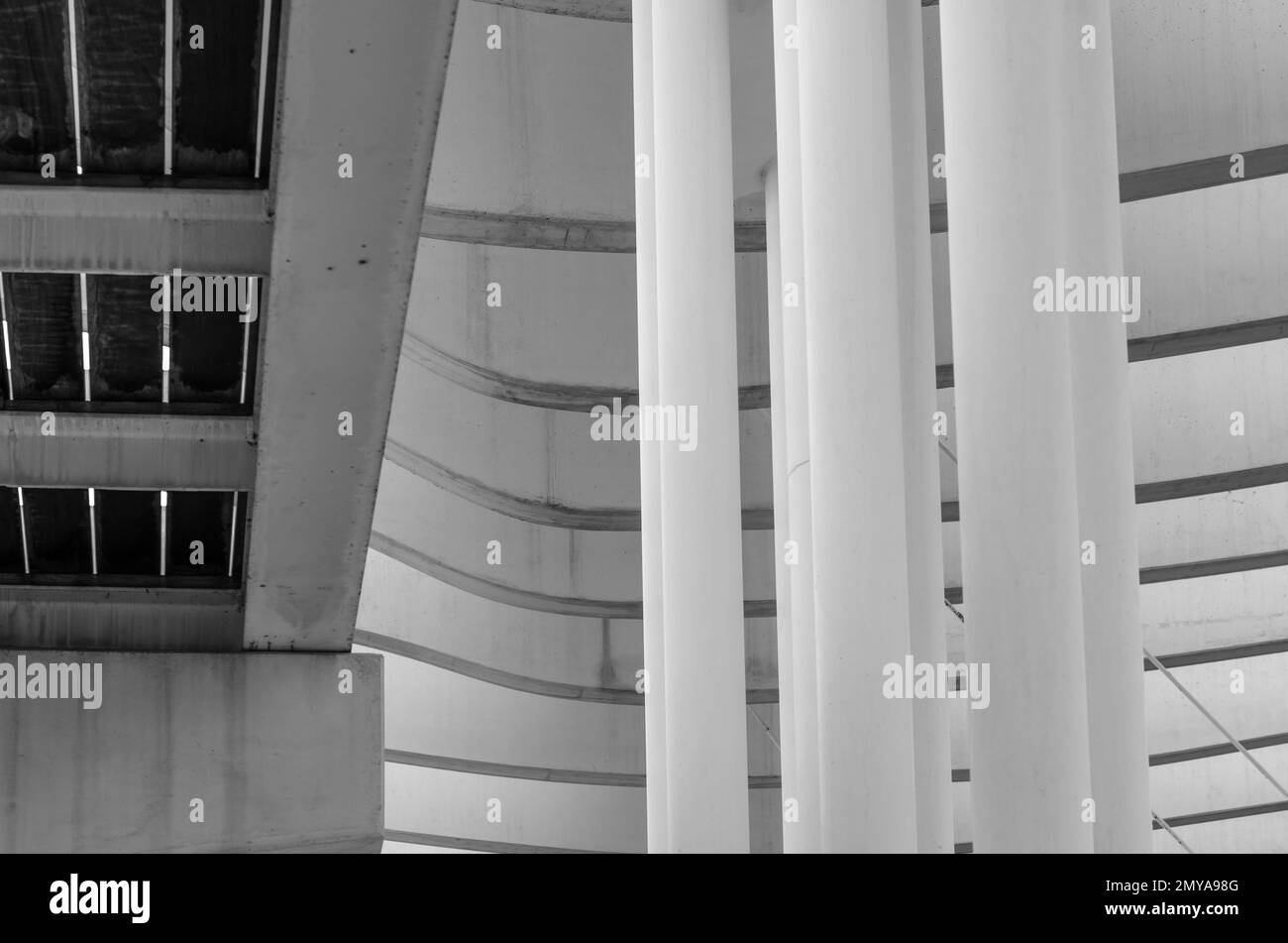 MALAGA, ESPAGNE - 12 OCTOBRE 2021 : architecture moderne, détail de la pergola sur le front de mer de Malaga, Espagne, inaugurée en 2011. Noir et blanc im Banque D'Images