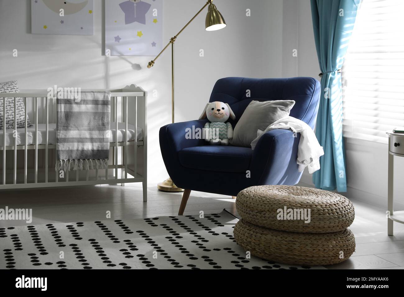 Intérieur confortable de la chambre de bébé avec fauteuil confortable Photo  Stock - Alamy