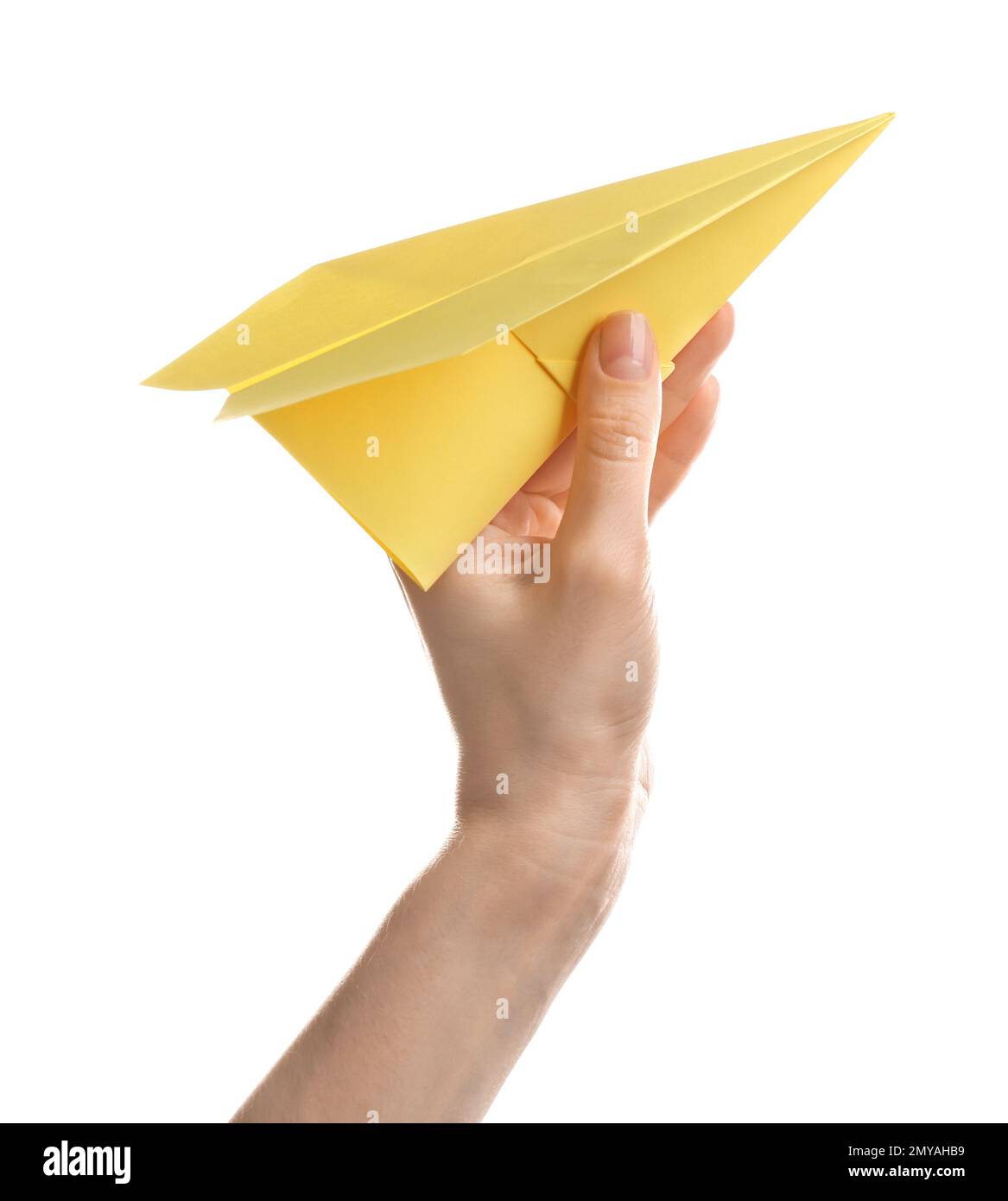 Femme tenant un avion de papier jaune sur fond blanc, gros plan Banque D'Images
