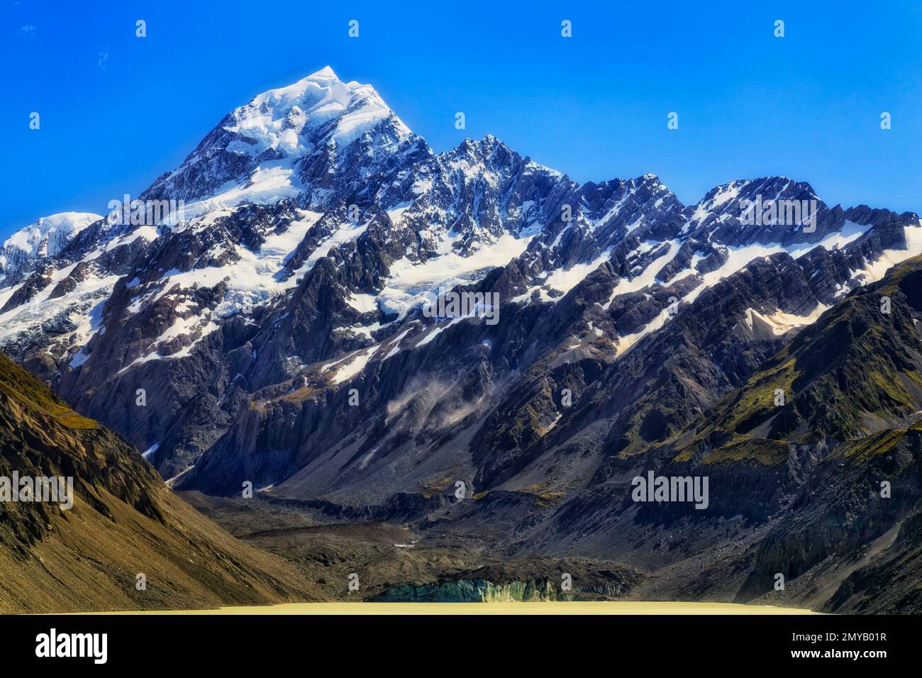 La glace enneigée couvrait le pic du Mont Cook dans les montagnes de la Nouvelle-Zélande sous un ciel bleu clair. Banque D'Images