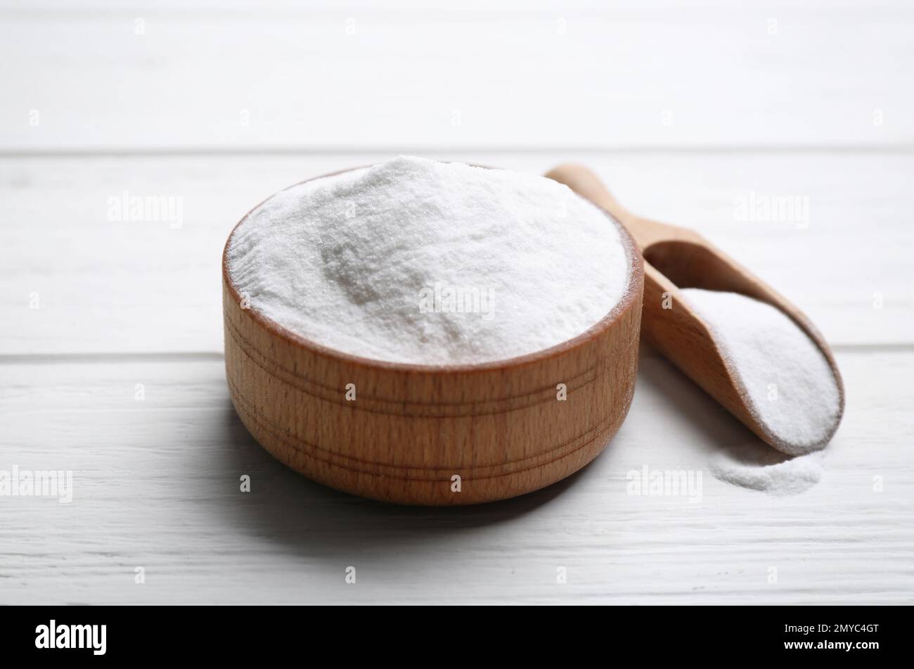 Bicarbonate de soude dans un bol sur une table en bois blanc Banque D'Images