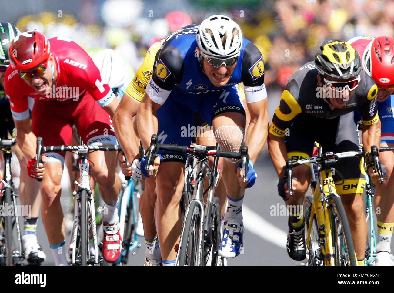 Germany's sprinter Marcel Kittel, center, sprints ahead France’s Brian Coquard, right, toward the finish line during the fourth stage of the Tour de France cycling race over 237.5 kilometers (147.3 miles) with start in Saumur and finish in Limoges, France, Tuesday, July 5, 2016. (AP Photo/Christophe Ena) Banque D'Images