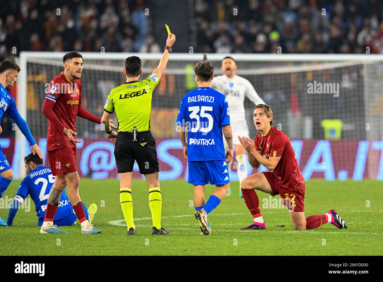 Arbitre Federico Dionisi montre la carte jaune à Edoardo Bove d'AS Roma pendant Serie A League 2022 2023 match, Olimpico Stadium, Roma v Empoli 04 février 2023 (photo par AllShotLive/Sipa USA) Credit: SIPA USA/Alamy Live News Banque D'Images