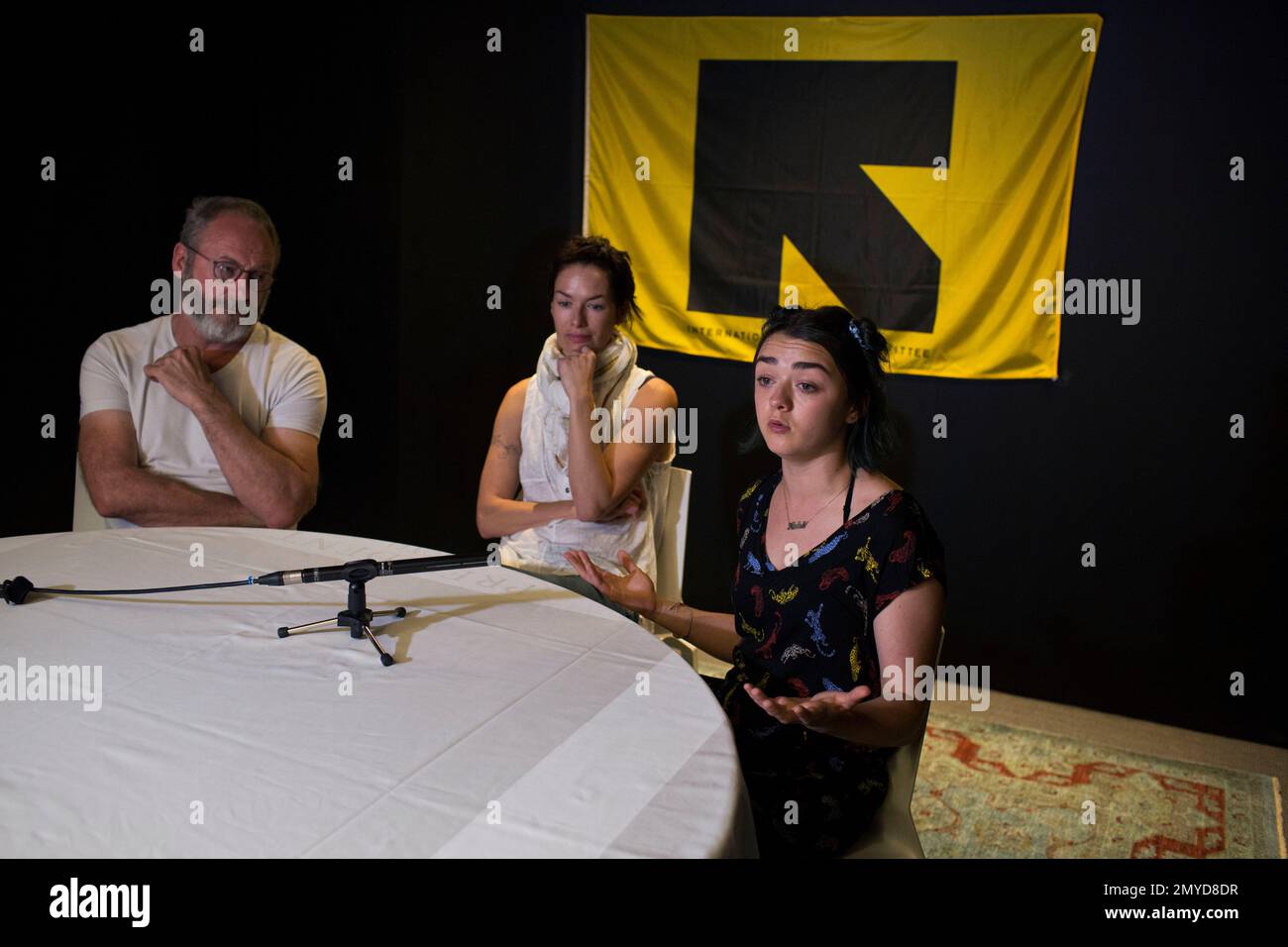 Game of Thrones star Maisie Williams , right, answers a question next to co-stars Liam Cunningham, and Lena Headey, center, during an interview with the Associated Press in Athens, on Friday, June 1, 2016. Three leading cast members of the TV fantasy drama The Game of Thrones, comment about the refugee crisis after they traveled to Greece to visit refugee camps with the relief organization, the International Rescue Committee. (AP Photo/Petros Giannakouris) Banque D'Images