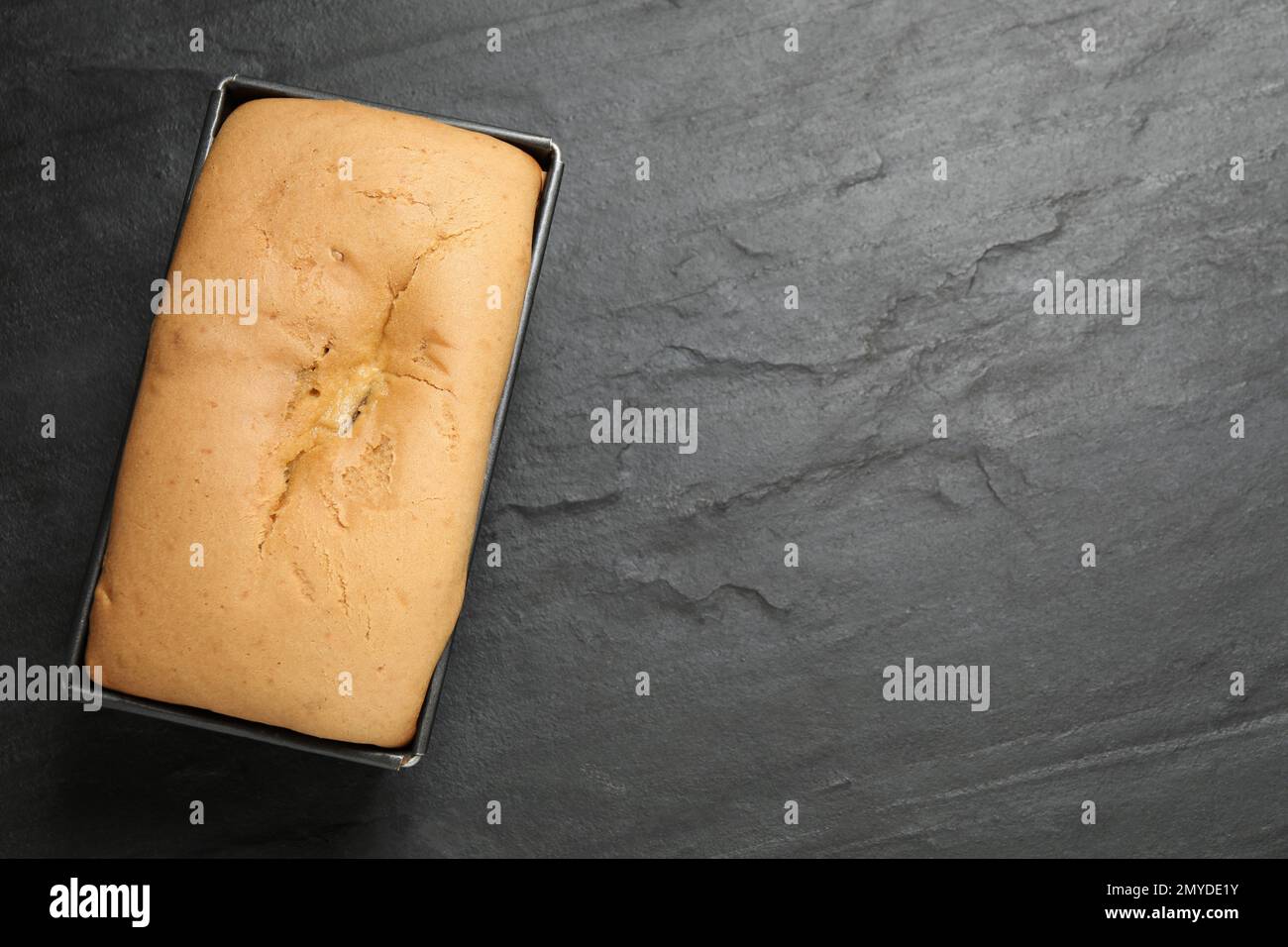 Savoureux pain de poire sur une table en ardoise noire, vue du dessus Banque D'Images